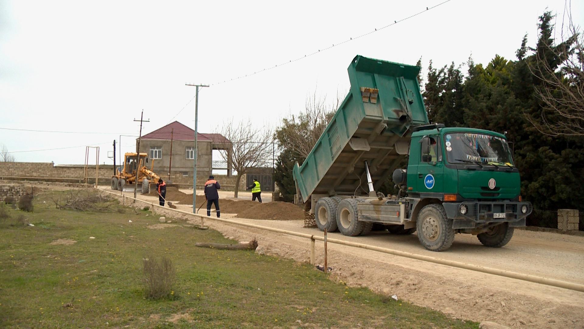 В бакинских поселках идет масштабная реконструкция дорожной инфраструктуры (ФОТО)