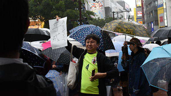 Сотни японцев пришли к стенам дворца императора перед отречением Акихито
