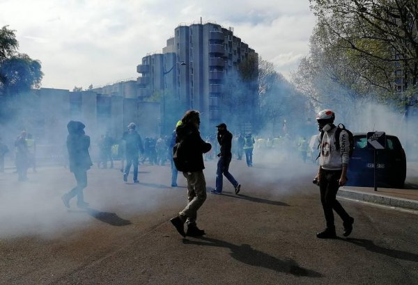 Полиция применила слезоточивый газ против манифестантов в Париже