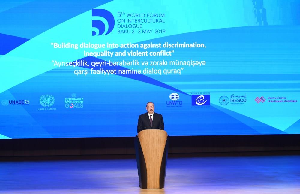 Президент Ильхам Алиев: Азербайджан как внутри страны, так и за рубежом проводит политику, основанную на взаимопонимании и сотрудничестве (версия 2)