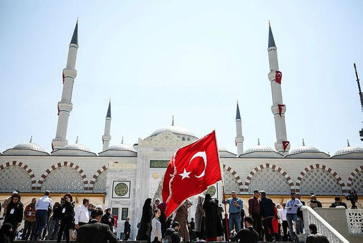 İstanbulda Türkiyənin ən böyük məscidi açılıb (FOTO)