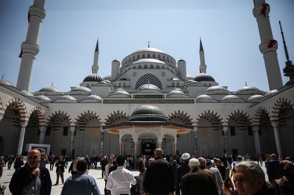 İstanbulda Türkiyənin ən böyük məscidi açılıb (FOTO)