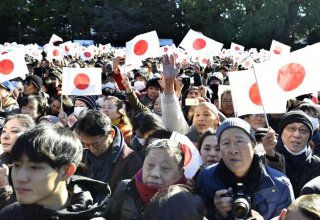 Более 140 тыс. человек пришли поприветствовать нового императора Японии ко дворцу в Токио