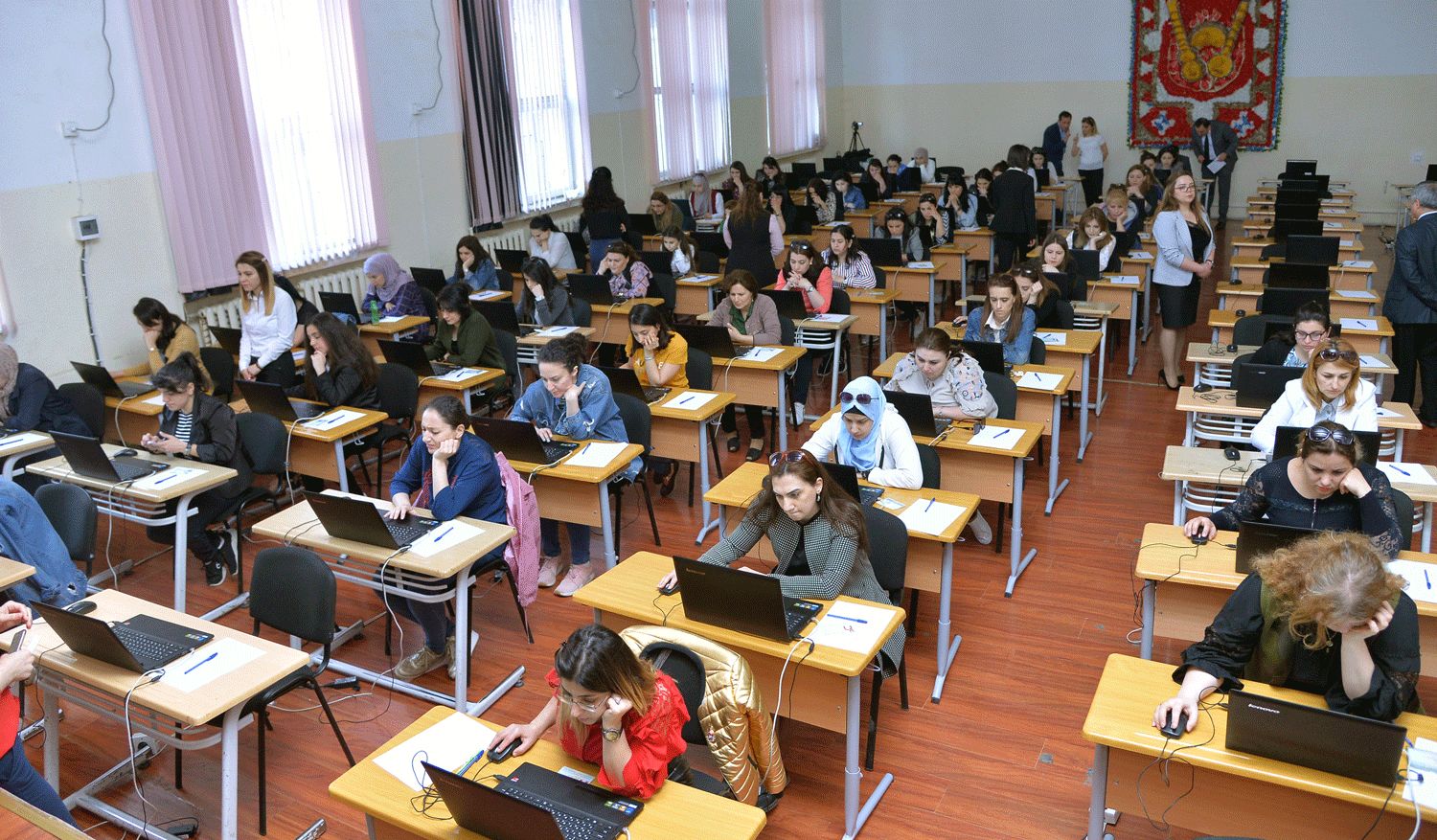 Начался тестовый экзамен по замещению вакантных должностей в школы Баку (ФОТО)
