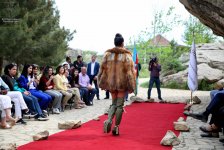 Азербайджанские воительницы и фантазии среди скал Гобустана (ФОТО)