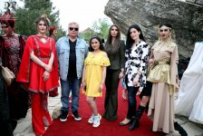 Азербайджанские воительницы и фантазии среди скал Гобустана (ФОТО)