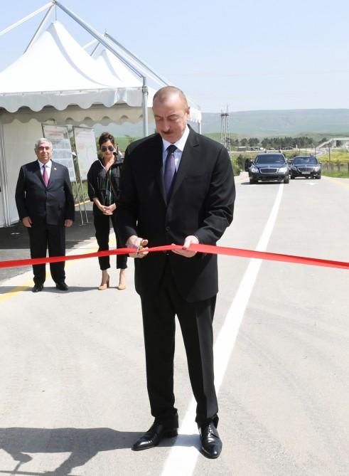 Президент Ильхам Алиев и Первая леди Мехрибан Алиева приняли участие в открытии автодороги Гобустан-Поладлы (ФОТО)
