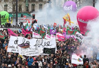 В манифестации профсоюзов в Париже принимают участие 30 тыс. человек
