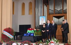 Президент Ильхам Алиев и Первая леди Мехрибан Алиева приняли участие в церемонии прощания с выдающимся композитором Арифом Меликовым (ФОТО) (версия 3)