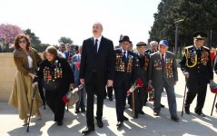 Президент Ильхам Алиев и Первая леди Мехрибан Алиева приняли участие в торжественной церемонии по случаю 74-й годовщины Победы над фашизмом (ФОТО) (версия 2)