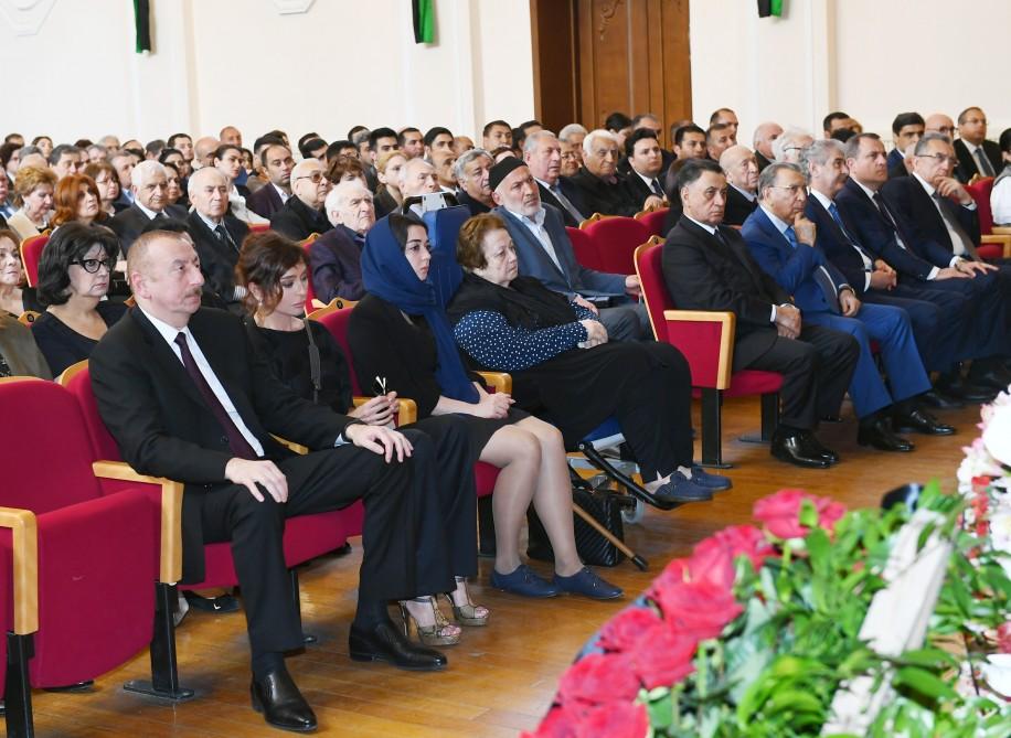 Президент Ильхам Алиев и Первая леди Мехрибан Алиева приняли участие в церемонии прощания с выдающимся композитором Арифом Меликовым (ФОТО)