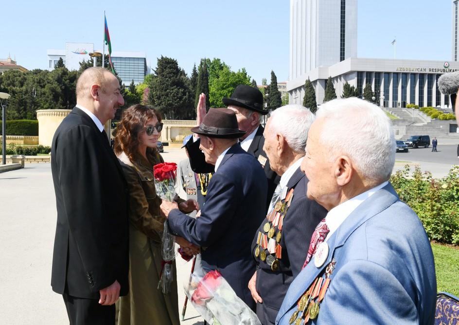Президент Ильхам Алиев и Первая леди Мехрибан Алиева приняли участие в торжественной церемонии по случаю 74-й годовщины Победы над фашизмом (ФОТО)