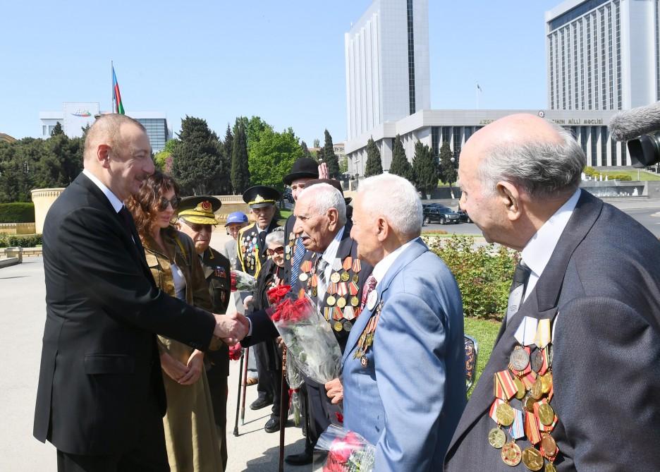 Президент Ильхам Алиев и Первая леди Мехрибан Алиева приняли участие в торжественной церемонии по случаю 74-й годовщины Победы над фашизмом (ФОТО)