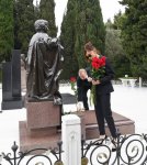 Azerbaijani president, first lady visit grave of national leader Heydar Aliyev (PHOTO)