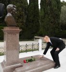 Azerbaijani president, first lady visit grave of national leader Heydar Aliyev (PHOTO)