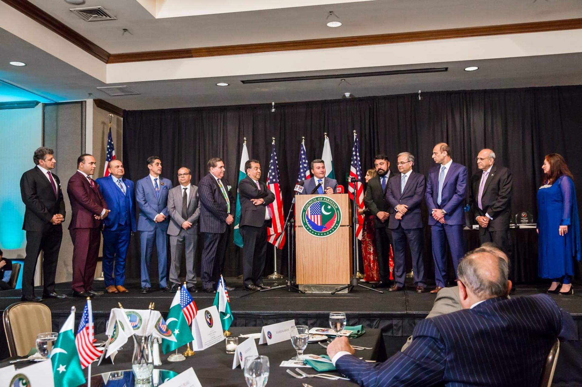 Пакистанская община США наградила азербайджанского дипломата (ФОТО)