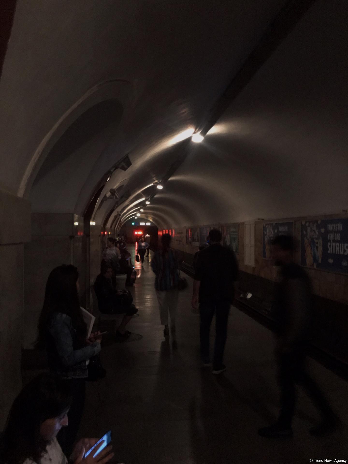 Bakıda metronun 4 stansiyasında işıqlar söndü (FOTO)