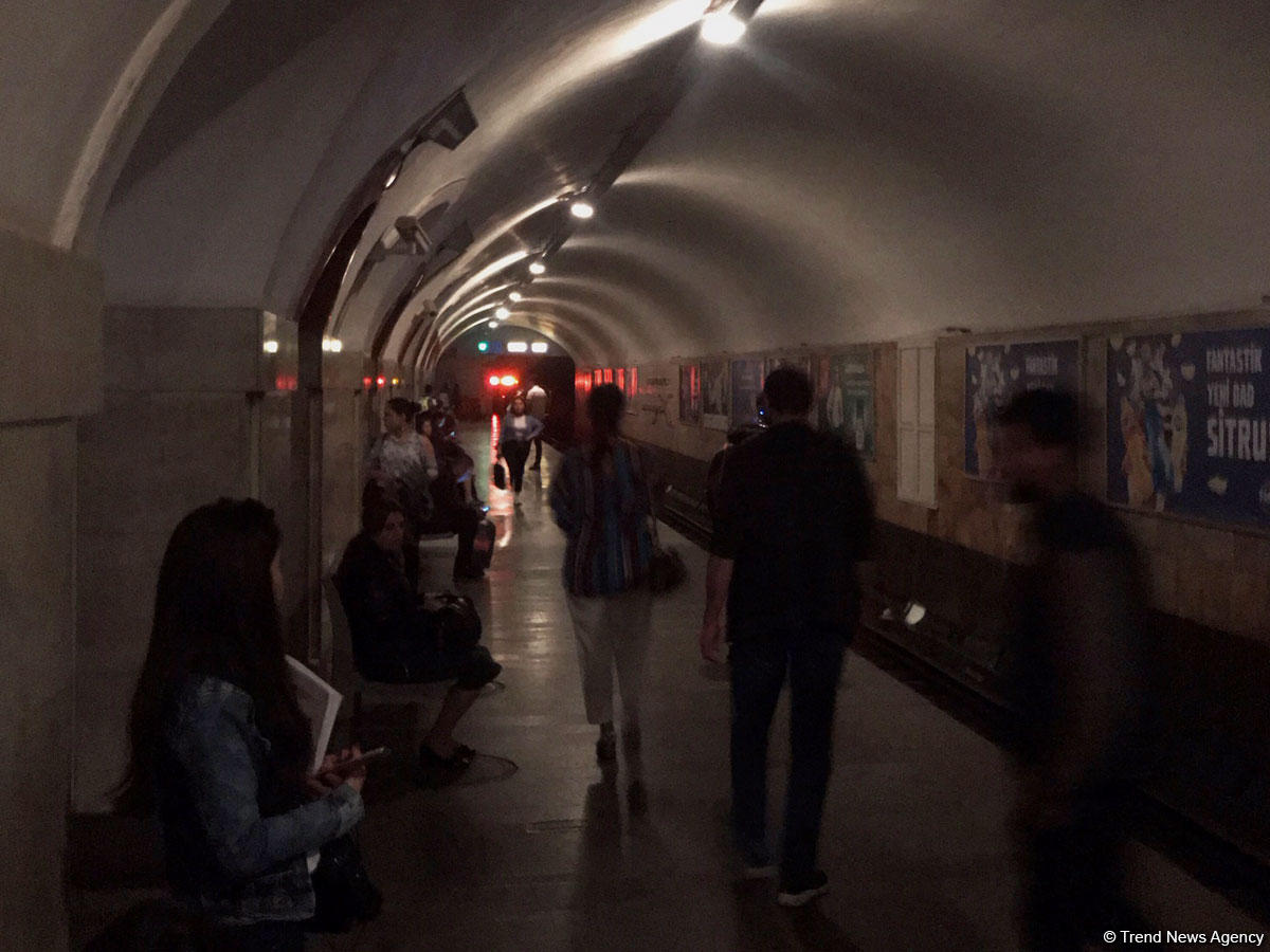 Bakıda metronun 4 stansiyasında işıqlar söndü (FOTO)