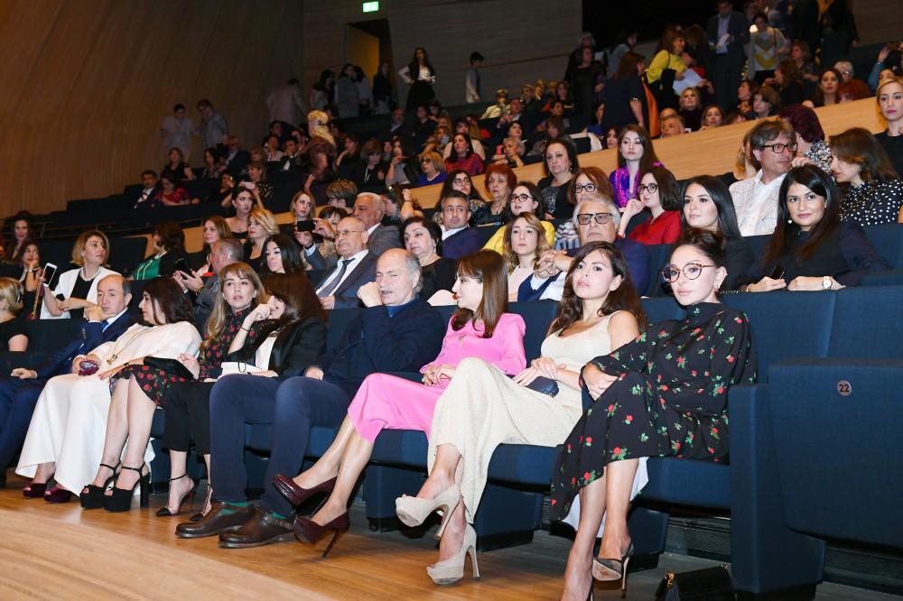 Первый вице-президент Мехрибан Алиева присутствовала на концертной программе «С любовью к Азербайджану» в Центре Гейдара Алиева (ФОТО)
