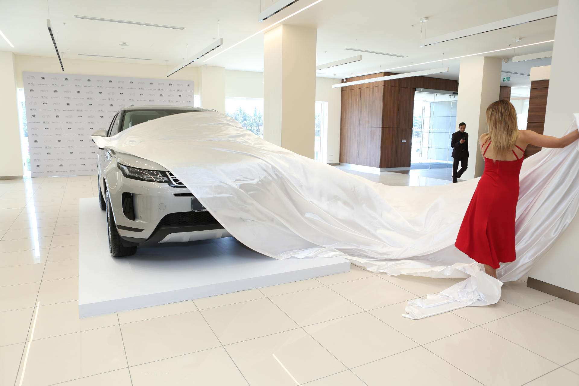 “Range Rover Evoque” modeli avtomobilsevərlərə təqdim edilib (FOTO/VİDEO)