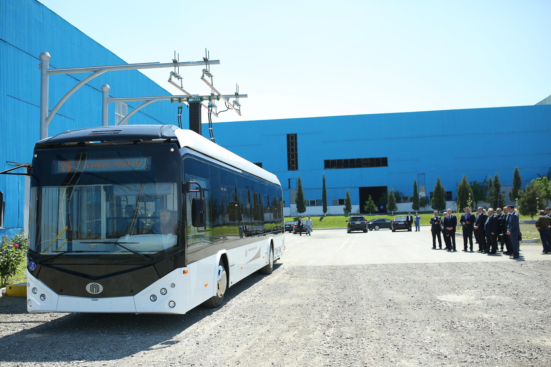 Гянджинский автомобильный завод приступил к выпуску новых зерноуборочных комбайнов и электробусов (ФОТО)