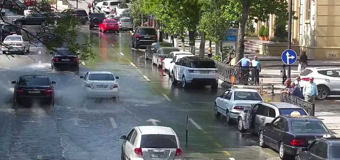 Прорыв канализации привел к "пробкам" в центре Баку (ФОТО)