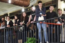 Азербайджанская молодежь выразила свою любовь Рамизу Ровшану (ФОТО)