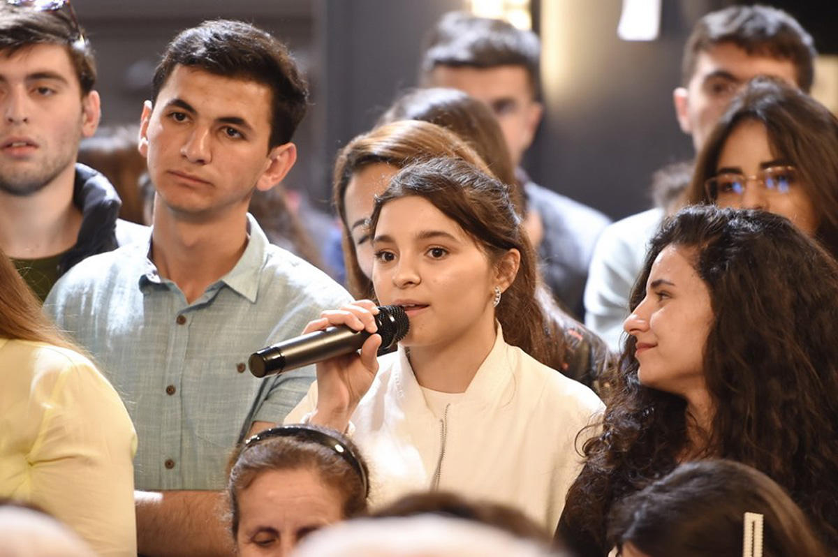 Азербайджанская молодежь выразила свою любовь Рамизу Ровшану (ФОТО)