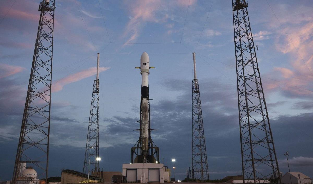 Ракета Falcon 9 стартовала во Флориде с группой спутников Starlink