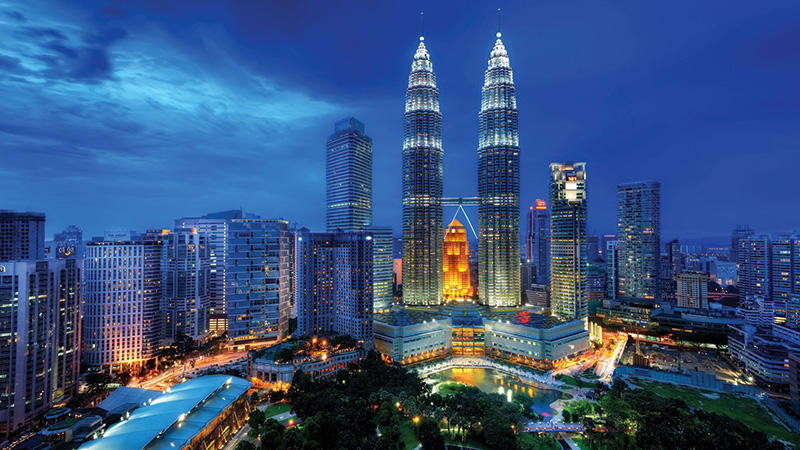 Власти Малайзии запретят поездки по стране и большинство социальных мероприятий