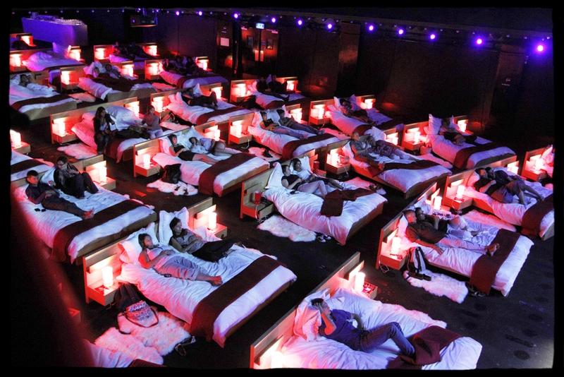 Кинотеатр в Швейцарии заменил кресла в кинозале на двуспальные кровати