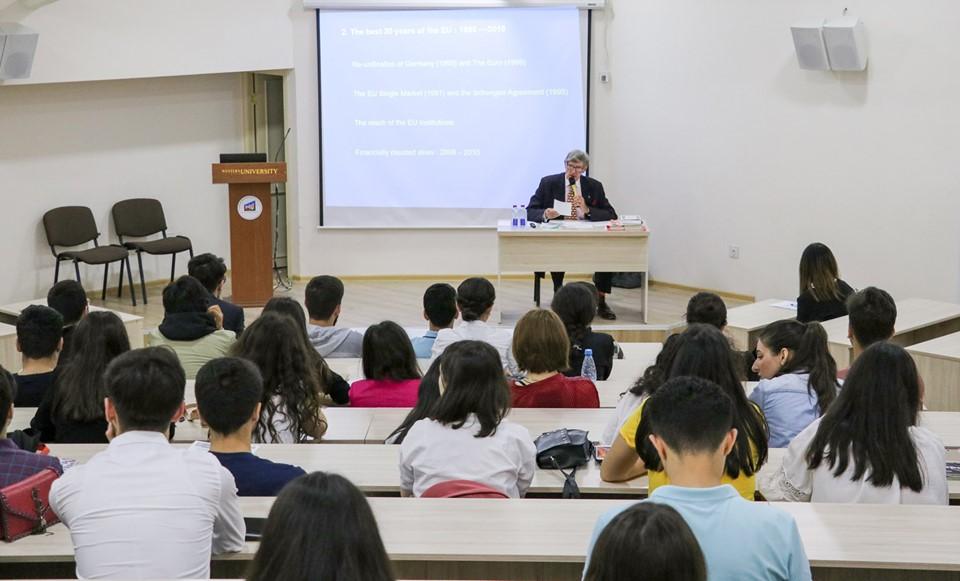 Почетный исследователь провел семинар азербайджанским студентам (ФОТО)