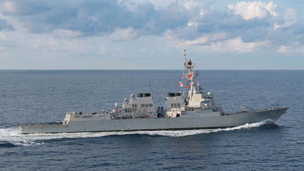 Американский эсминец прошел рядом со спорным островом в Южно-Китайском море