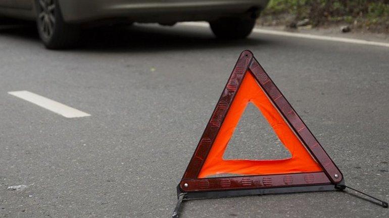 В Баку легковой автомобиль столкнулся с грузовиком, есть погибший