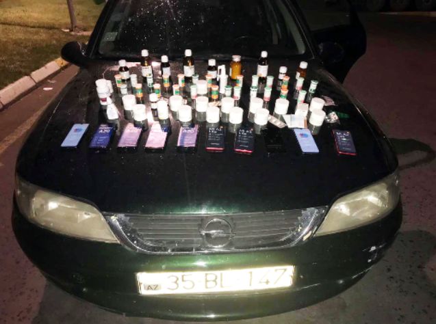 Гражданин Азербайджана пытался ввезти свыше 40 упаковок лекарств и 10 телефонов