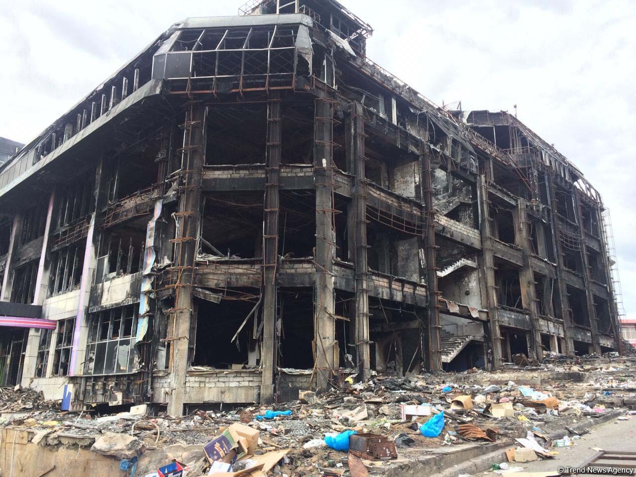 ИВ: Демонтаж сгоревшего в Баку т/ц займет минимум два месяца (ФОТО/ВИДЕО)
