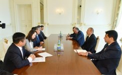 Президент Ильхам Алиев принял делегацию во главе с министром иностранных дел Китая (ФОТО) (версия 2)