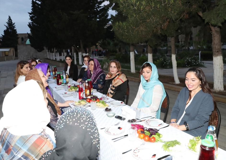 Birinci vitse-prezident Mehriban Əliyeva iftar mərasimində iştirak edib (FOTO)