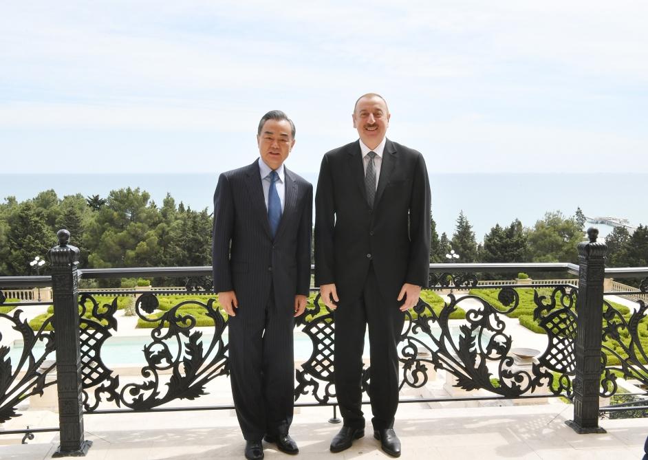 Президент Ильхам Алиев принял делегацию во главе с министром иностранных дел Китая (ФОТО)