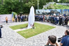 В Киеве установлен памятник Имадеддину Насими (ФОТО)