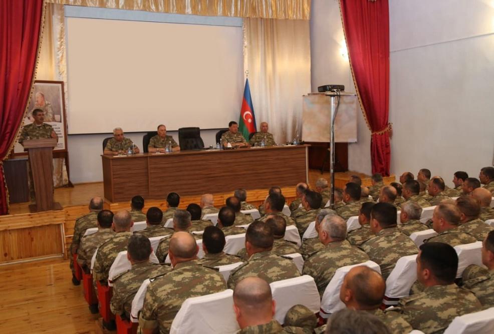 Министр обороны Азербайджана провел служебное совещание по итогам широкомасштабных учений