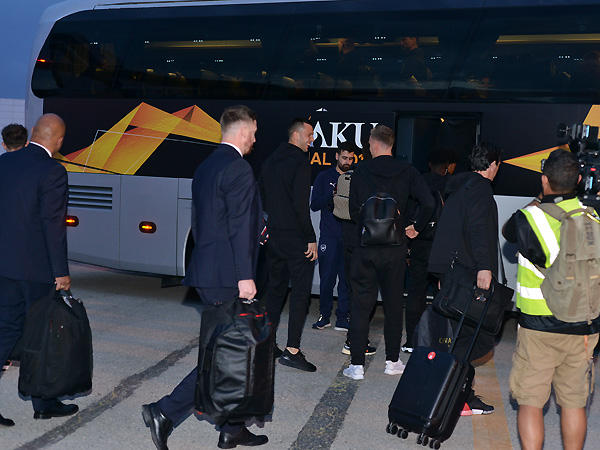 Футболисты "Арсенала" прибыли в Баку (ФОТО)