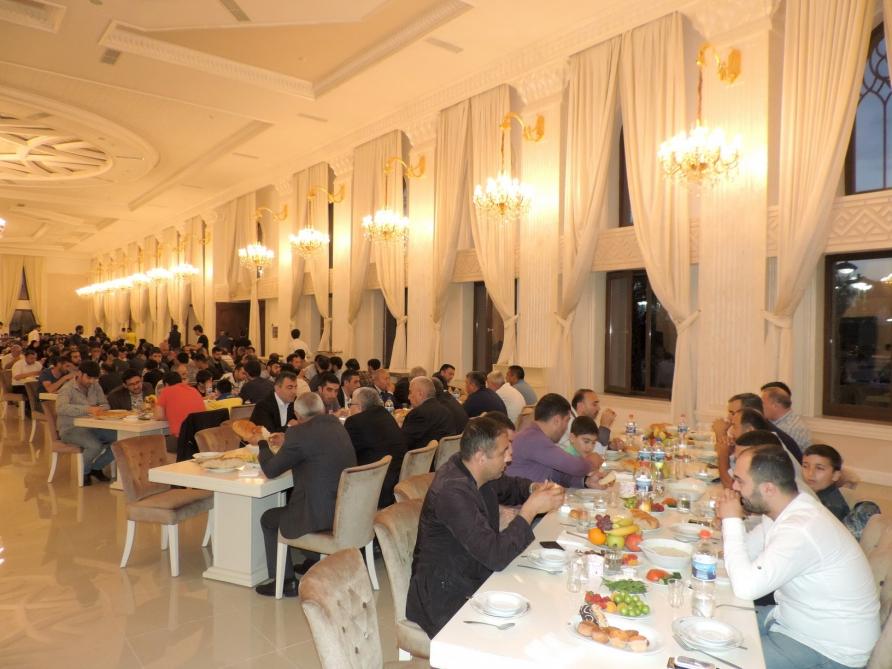 По инициативе Фонда Гейдара Алиева в религиозном комплексе «Имамзаде» в Гяндже был организован ифтар (ФОТО)