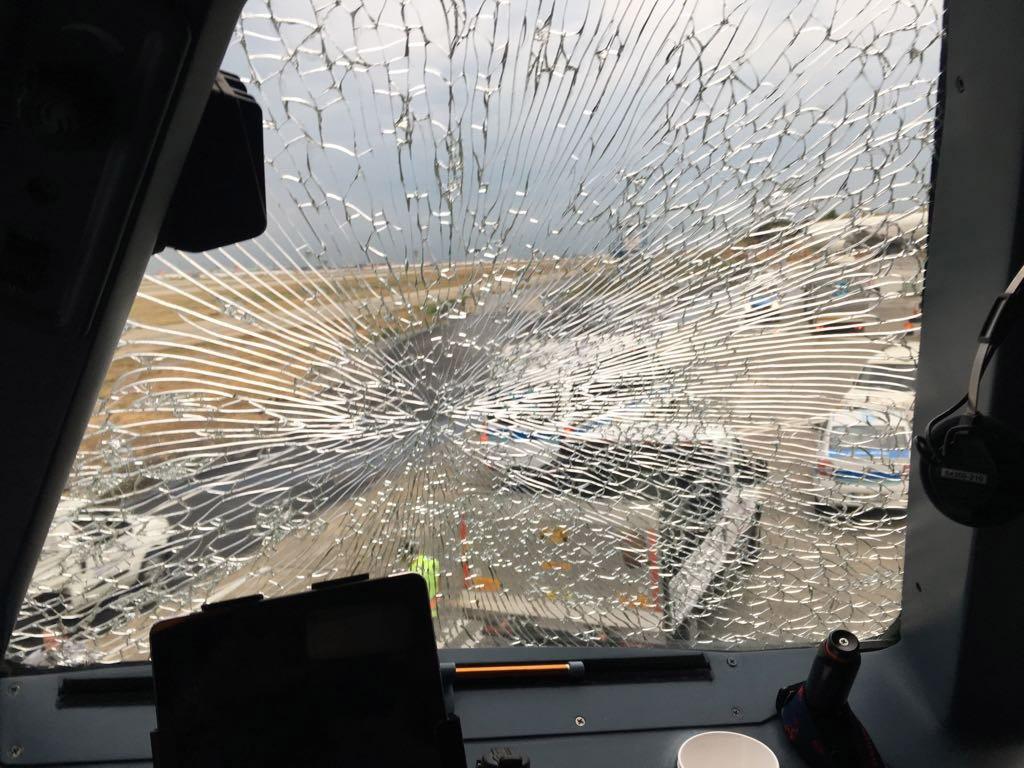 В Пекине град повредил лобовое стекло самолета при посадке