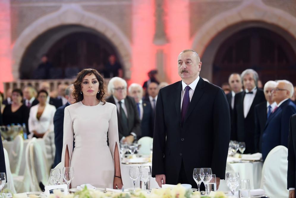 Президент Ильхам Алиев и Первая леди Мехрибан Алиева приняли участие в официальном приеме по случаю Дня Республики (ФОТО)