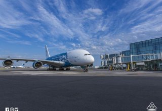 В Баку приземлился самый большой пассажирский самолет в мире (ФОТО)