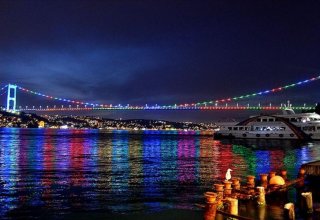 İstanbulun rəmzləri hesab edilən üç körpü Azərbaycan bayrağının rənglərində işıqlandırılıb