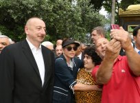 President Ilham Aliyev, First Lady Mehriban Aliyeva toured Seaside National Park (PHOTO)