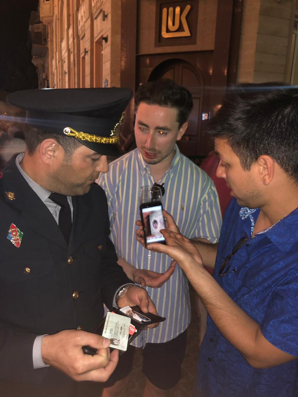 Полиция Баку вернула иностранцу потерянный кошелек с документами (ФОТО)