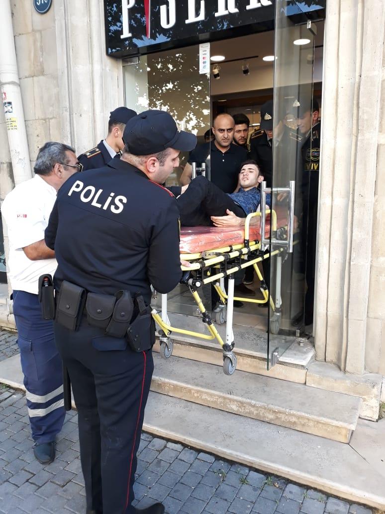 Mağazada halı pisləşən müştərini polis xəstəxanaya çatdırıb (FOTO)
